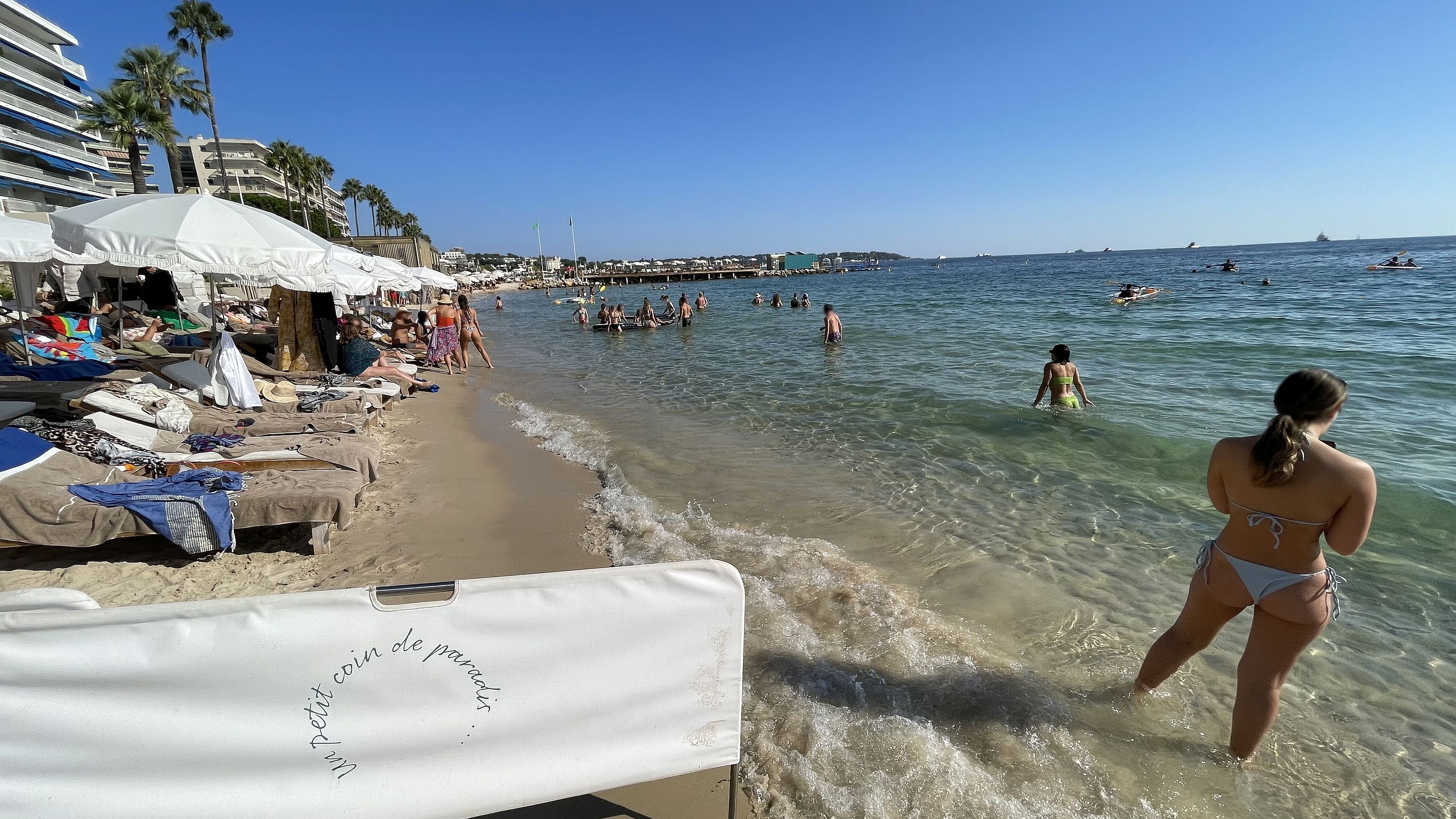 Působivá pláž na pobřeží Cannes